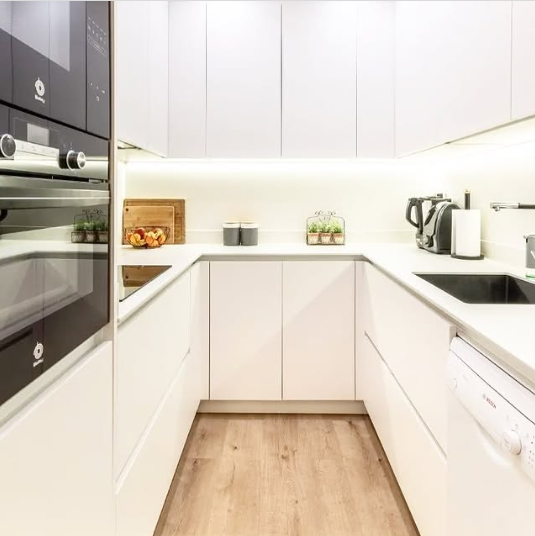En nuestra empresa no solo hacemos reformas integrales, sino que también te ofrecemos muebles para el hogar, habitaciones de matrimonio o juveniles, y cocinas diseñadas a medida, desde el diseño hasta la ejecución, todo queda en nuestras manos para que tú no tengas que preocuparte por nada.
