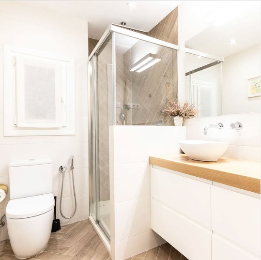 Nuestra exposición de cocinas y muebles te permitirá visualizar cómo será tu hogar renovado, con opciones personalizadas que se adaptan a tus necesidades y estilo.